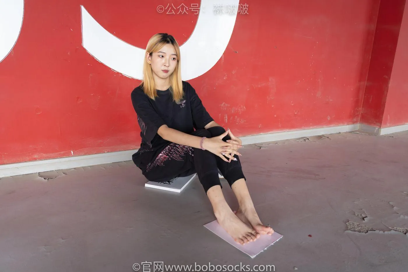 [BoBoSocks袜啵啵]NO.018 木木-运动鞋、白棉袜、裸足 [136P]插图1